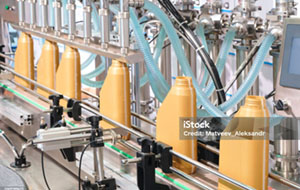 Production line on a conveyor for filling plastic cans and bottles